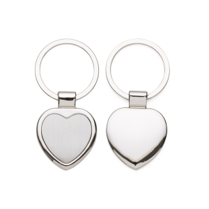 CHAVEIRO EM FORMATO DE CORAÇÃO Metálico 6,6x3,1cm    Medidas aproximadas para gravação (CxL):  2,2 cm x 2,4 cm