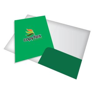 100 Pastas com Bolso Papel Couchê 300g 32x45cm Aberto 4x0 (Frente Colorido x Verso em Branco) Verniz Total UV FR Corte e Vinco + Colagem 